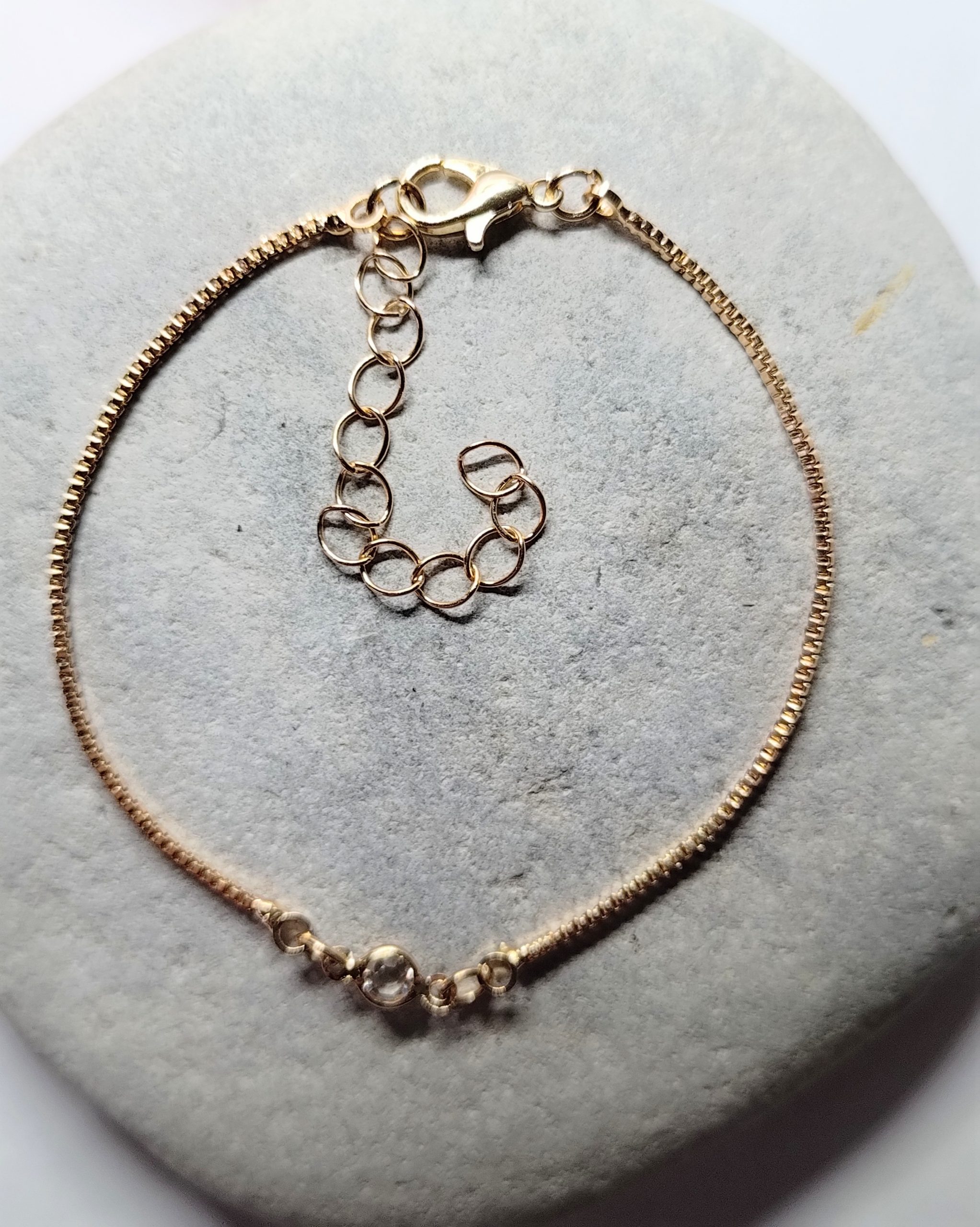 Arya - Delicate Gold Box Chain Bracelet with Glass Bead – Adjustable 17.5+5cm Lightweight Minimalist Jewellery - Image 3